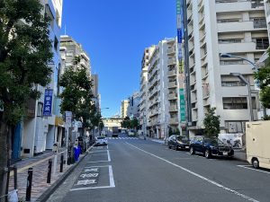 高円寺駅を背景に撮影